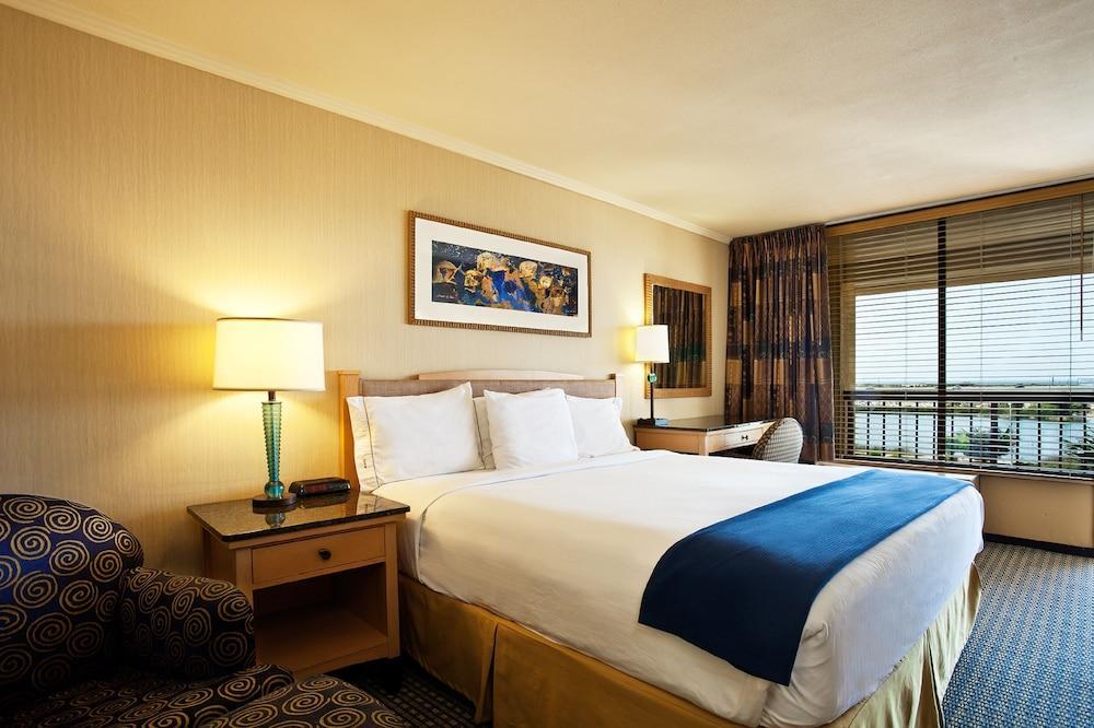 Holiday Inn Express At Monterey Bay By Ihg Seaside Buitenkant foto